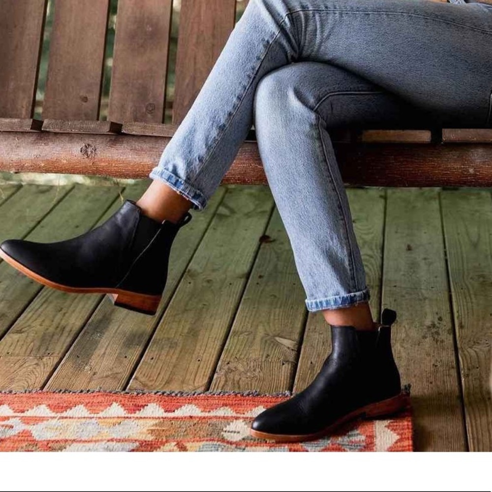 Nisolo Everyday Chelsea Black Leather Boots
